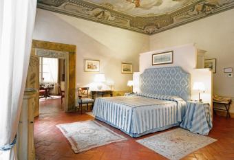 Palazzo Niccolini al Duomo Residenza D Epoca has rooms with a private hot tub