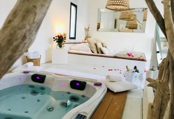 Mas Sainte Marie allows 18 year olds to book a room