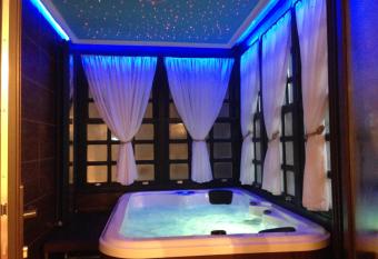 Central Quality Apartment Spa Salamanca has rooms with a private hot tub