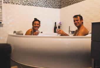 Le nid d    vol gite avec baln  o,terrasse et vue sur la montagne has rooms with a private hot tub