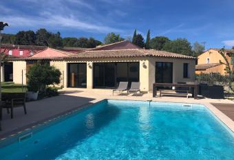 Nuit de charme & Spa has rooms with a private hot tub