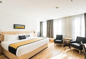 Hotel du Vieux Quebec allows 18 year olds to book a room