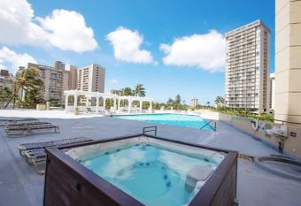 Waikiki Condo High Floor Views Beaches Convention Center allows 18 year olds to book a room