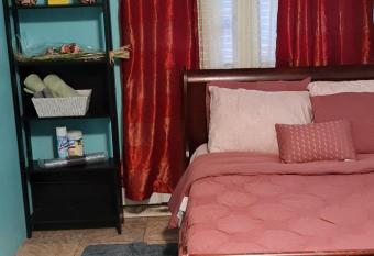 Guesthouse, cozy private room allows 18 year olds to book a room