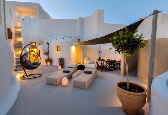 Pasithea Suites has rooms with a private hot tub