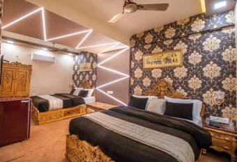 Onn Shelter Inn has rooms with a private hot tub