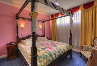 Hatchers Richmond Manor has rooms with a private hot tub