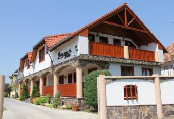 Laura Villa has Balcony rooms