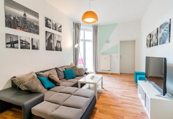 Helle Wohnung mit Balkon in gr  nen Innenhof - W-LAN, 4 Schlafpl  tze has Balcony rooms