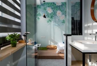 Ho.Me-Easyhouse -II allows 18 year olds to book a room