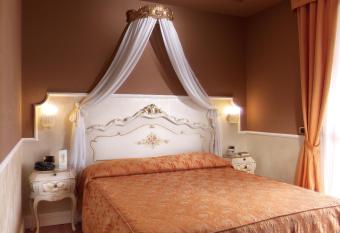 Hotel Confine has Balcony rooms