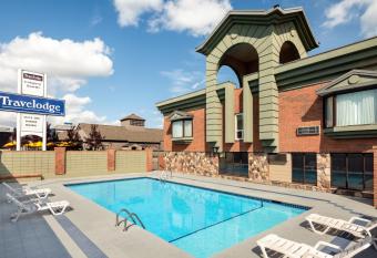 Travelodge by Wyndham Calgary South allows 18 year olds to book a room