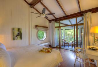 Monteverde Lodge & Gardens by B    na allows 18 year olds to book a room
