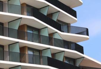 Crystal residence - Pool & Beach allows 18 year olds to book a room