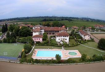 100% DESIGN has Balcony rooms