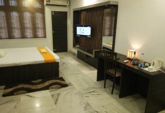 Apurba s Pensione has Balcony rooms