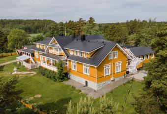 Villa Ekbladh allows 18 year olds to book a room