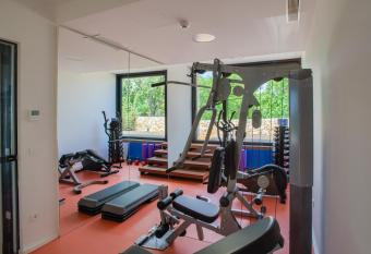 Yellow Tree Jurici Home & Spa has rooms with a private hot tub