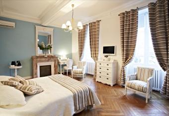 Maison d h  tes  has rooms with a private hot tub