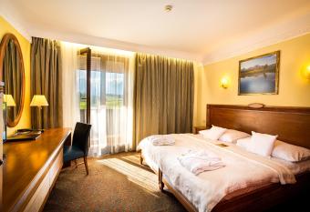 Hotel International has rooms with a private hot tub