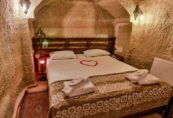 Cappadocia Caves Hotel has rooms with a private hot tub