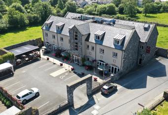 Deebert House Hotel allows 18 year olds to book a room