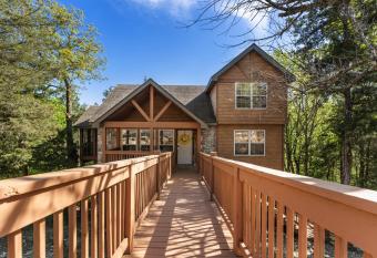 Whispering Woods Lodge-Sleeps 10 Home has Balcony rooms