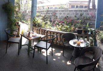 cv bed n bath san juan allows 18 year olds to book a room