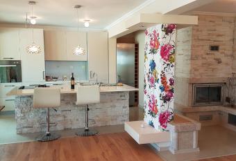 Vila Lily has rooms with a private hot tub