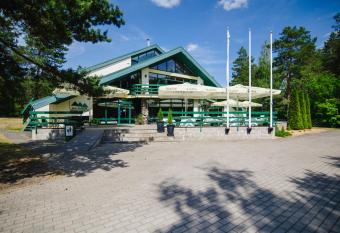 Viisnurga Puhkemajad allows 18 year olds to book a room