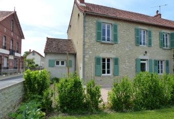 G  te Saint-Bonnet-de-Rochefort, 4 pi  ces, 6 personnes - FR-1-489-105 has Balcony rooms