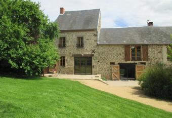 G  te Marcillat-en-Combraille, 6 pi  ces, 12 personnes - FR-1-489-198 has Balcony rooms