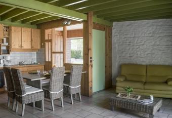 G  te Jenzat, 3 pi  ces, 5 personnes - FR-1-489-260 has Balcony rooms