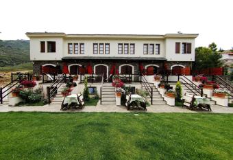 Smaragdi Luxury Apartments has Balcony rooms