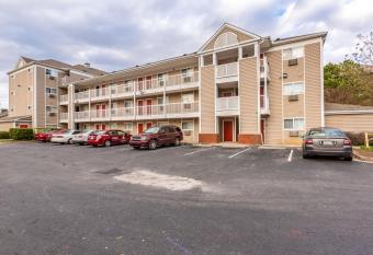 Hometowne Studios by Red Roof Gainesville has Smoking rooms