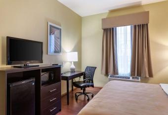 Sonesta Essential La Porte has rooms with a private hot tub