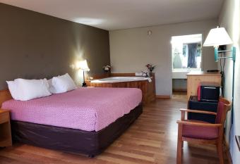 Mountain Home Inn has rooms with a private hot tub