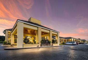 Quality Inn Coliseum has Smoking rooms