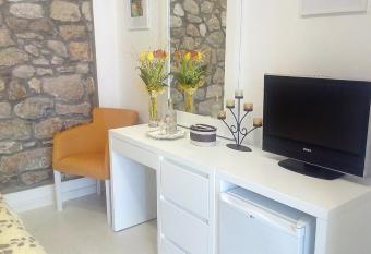 Apartments & Rooms Marina allows 18 year olds to book a room