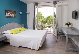 Le Neoulous allows 18 year olds to book a room