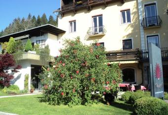 Hotel K  rschner allows 18 year olds to book a room