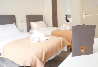 AM Hostel allows 18 year olds to book a room