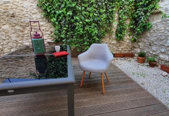 il porto allows 18 year olds to book a room