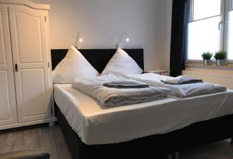 Kleine M  we allows 18 year olds to book a room