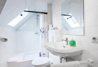 Hotel zum Rednitzgrund allows 18 year olds to book a room