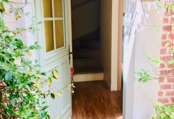 Jasmine Cottage has Balcony rooms