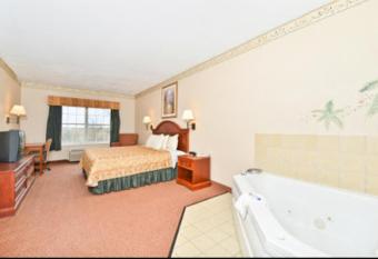 Blisspoint Inn & Suites Marion has rooms with a private hot tub