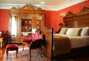 Hotel Epidamn Boutique & Spa has rooms with a private hot tub