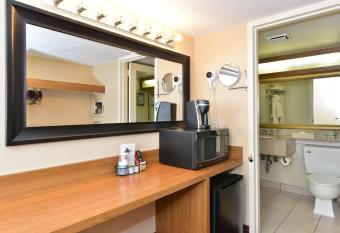 Best Western Greenfield Inn has rooms with a private hot tub