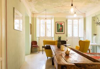 Duomo Luxury Suite - by MyHomeInComo allows 18 year olds to book a room